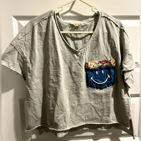 Listicle Tops - Listicle Smiley Face Floral Crop T-Shirt Size Large EUC!!